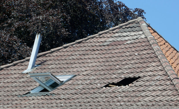 Bryła lodu spadła na dom. Jej pochodzenie pozostaje zagadką