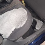 Bryła lodu wpadła do auta, poważnie raniąc pasażerkę