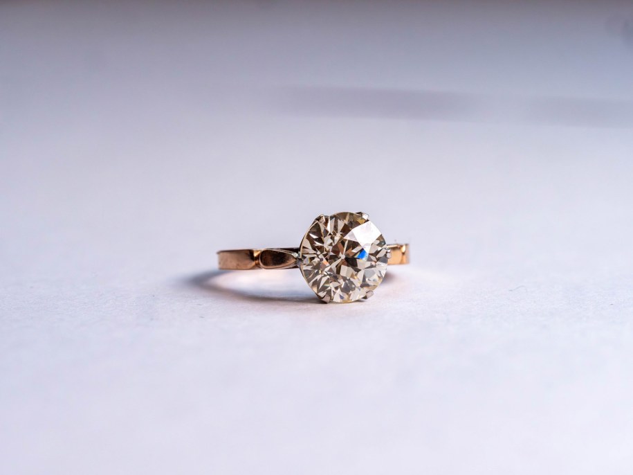 Brylanty znaleziono wśród gruzu /US WODZISŁAW ŚLĄSKI /