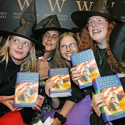Brytyjczycy już czytają książkę "Harry Potter i Książę Półkrwi" /AFP