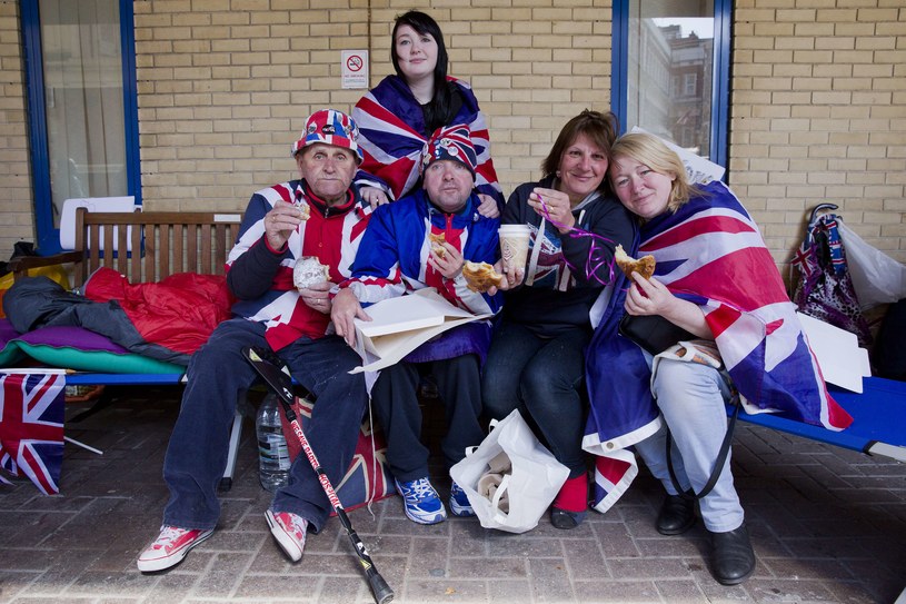 Brytyjczycy "koczowali" przed szpitalem, oczekując na narodzny drugiego dziecka Kate i Williama /AFP