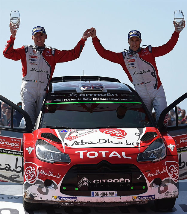 Brytyjczycy  Kris Meeke (z prawej)  i Paul Nagle  celebrują zwycięstwo  w rajdzie Portugalii /AFP