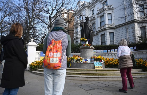 Brytyjczycy oddają w Londynie hołd walczącym niedaleko ambasady Ukrainy, przy pomniku Włodzimierza Wielkiego /NEIL HALL /PAP/EPA