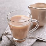 Brytyjczycy piją tylko taką. Jak na organizm wpływa herbata z mlekiem?