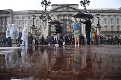 Brytyjczycy przed Pałacem Buckingham