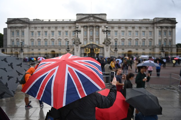 Brytyjczycy przed Pałacem Buckingham /NEIL HALL /PAP/EPA