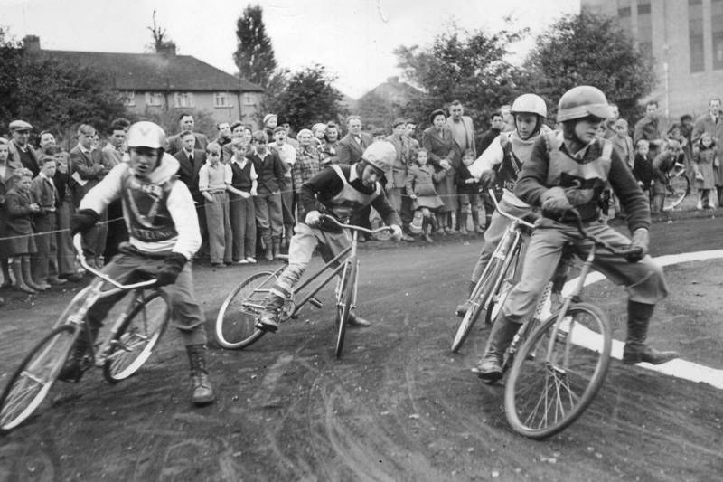Brytyjczycy ścigali się na rowerach już w latach 50-tych /Getty Images/Flash Press Media