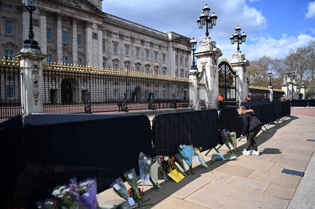 Brytyjczycy składają kwiaty przed Pałacem Buckingham w Londynie / 	ANDY RAIN    /PAP/EPA