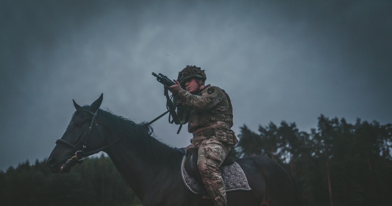 Brytyjczycy szkolą się w Polsce w jeździe na koniach. Specjalne ćwiczenia w ramach NATO eFP. /NATO eFP BG Poland /Twitter