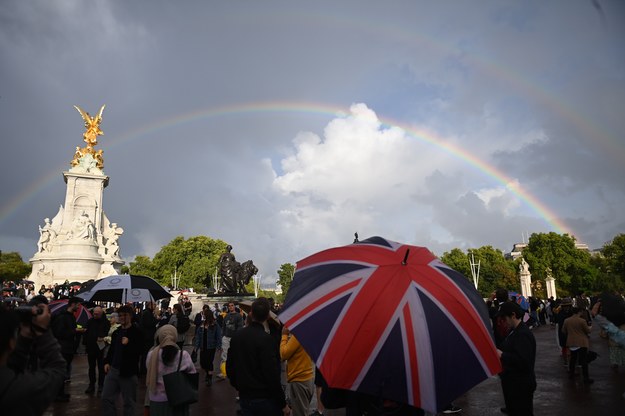 Brytyjczycy w pobliżu Buckingham Palace /NEIL HALL /PAP/EPA