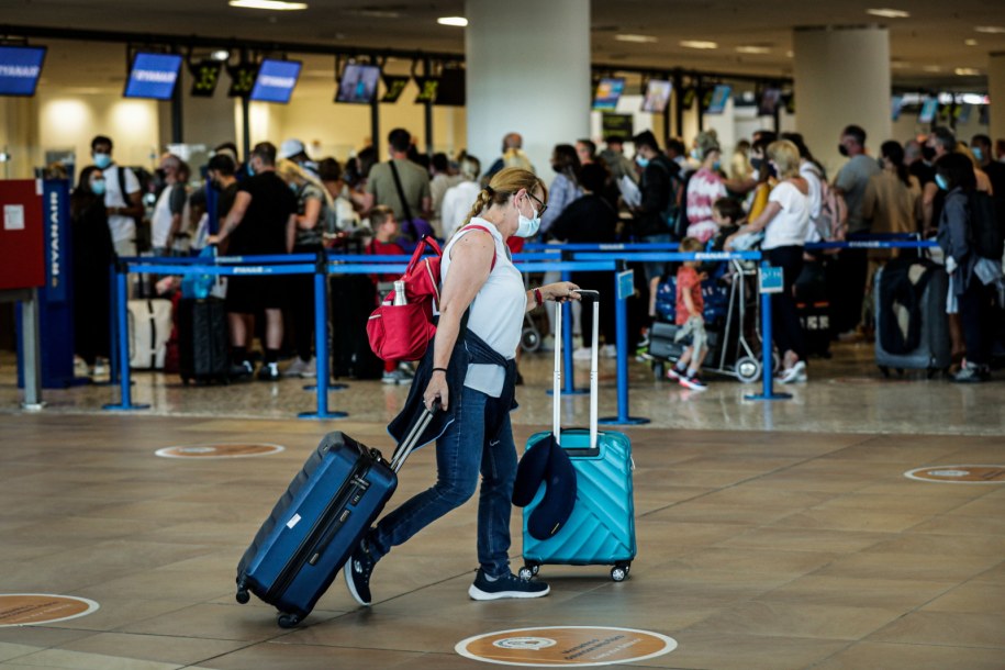 Brytyjczycy wracający z Portugalii po ogłoszeniu przez rząd WB nowych ograniczeń dot. podróży /LUIS FORRA /PAP
