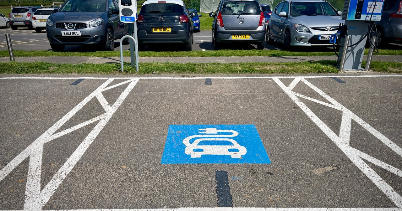 Brytyjczycy zdają się nie być wielkimi fanami elektromobilności, więc zamiast marchewki tamtejszy rząd użyje bata /Getty Images