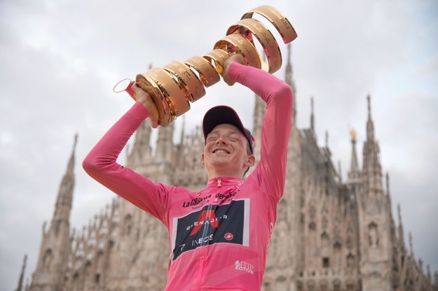 Brytyjczyk Tao Geoghegan Hart z trofeum dla zwycięzcy Giro d'Italia /LUCA ZENNARO /PAP
