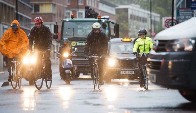 Brytyjczyków od rowerów nie odstrasza nawet zła pogoda /AFP