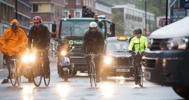 Brytyjczyków od rowerów nie odstrasza nawet zła pogoda /AFP