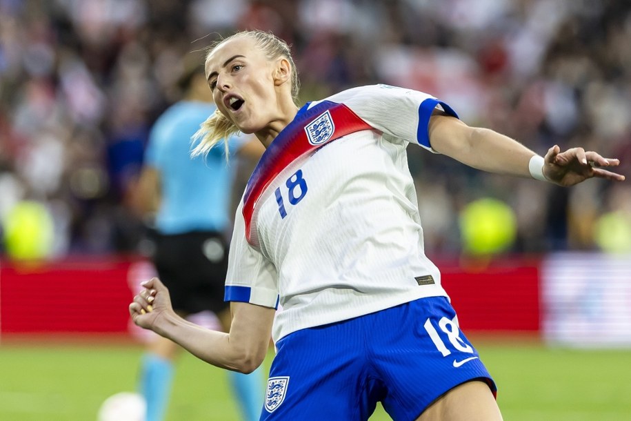 Brytyjka Chloe Kelly cieszy się z gola na wagę zwycięstwa w meczu finałowym ME z Hiszpanią /EPA/MICHAEL BUHOLZER /PAP