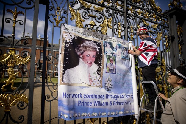 Brytyjscy fani księżnej Diany nie zapominają o niej /Tolga Akmen /PAP/EPA