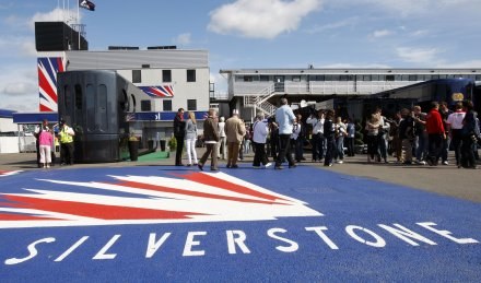 Brytyjscy fani nie mogą się już doczekać wyścigu na torze Silverstone. /INTERIA.PL/PAP