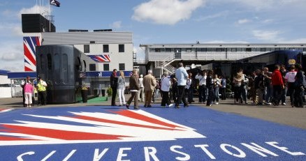 Brytyjscy fani nie mogą się już doczekać wyścigu na torze Silverstone. /INTERIA.PL/PAP