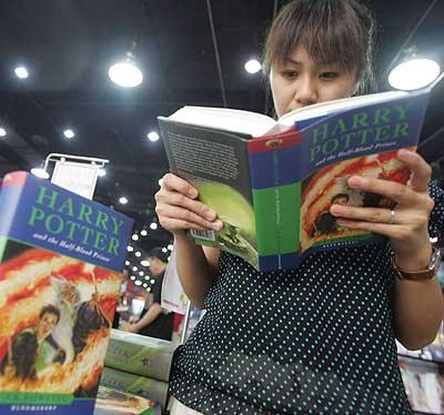 Brytyjscy fani Pottera zaczynali czytać powieść już w kięgarni /AFP
