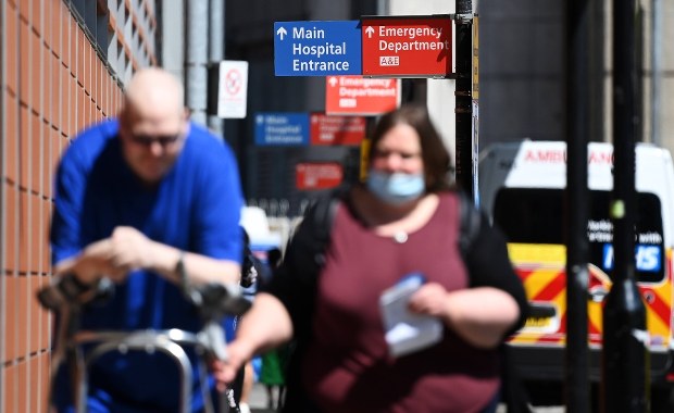 Brytyjscy lekarze: Znoszenie teraz restrykcji covidowych jest nieodpowiedzialne