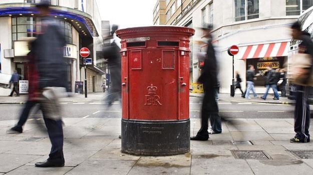 Brytyjscy listonosze doręczają pocztę na różne sposoby: pieszo, samochodem albo rowerem /AFP