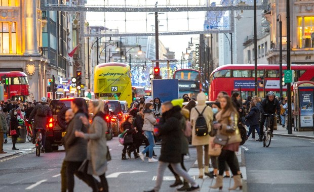 Brytyjscy naukowcy o nowym wariancie koronawirusa. Rząd gotowy wysłać samolot po pierwszą transzę szczepionek [RELACJA]
