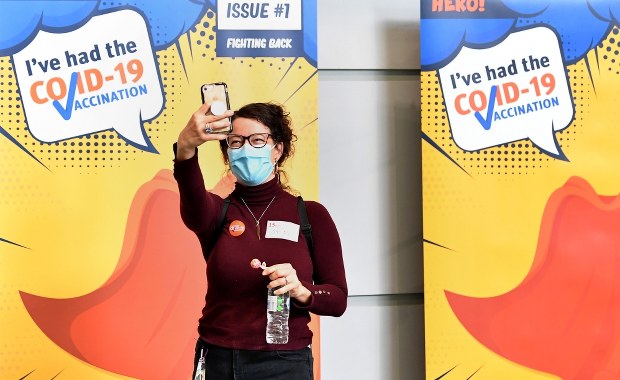 Brytyjscy naukowcy: W przypadku wariantu Delta odporność zbiorowa nie jest możliwa