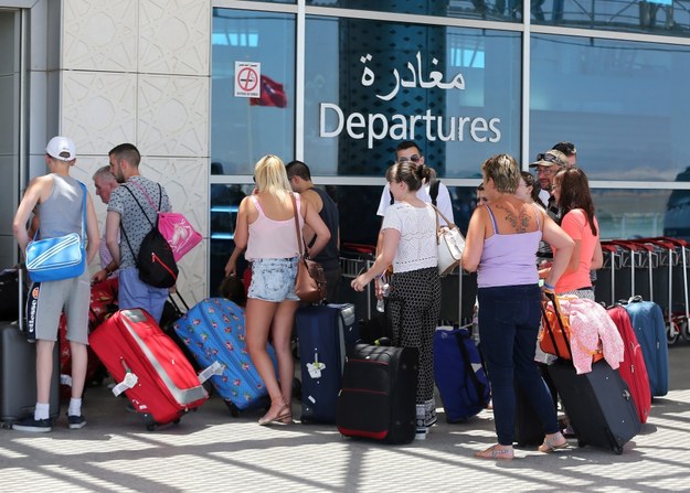 Brytyjscy turyści wracają z Tunezji /MOHAMED MESSARA /PAP/EPA