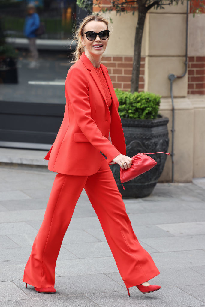 Brytyjska aktorka Amanda Holden w czerwonym garniturze /Neil Mockford/GC Images /Getty Images