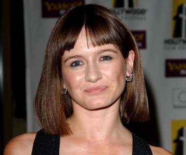 Brytyjska aktorka Emily Mortimer obchodzi 45. urodziny.

- Angielski akcent daje ci w Fabryce Snów nieuczciwą przewagę nad innymi - wyjaśnia Mortimer. - W przypadku brytyjskich aktorów wątpliwości często są interpretowane na naszą korzyść.

Ona sama tak siebie nie traktuje, czego zresztą dowodzi jej wyobrażenie na swój temat: - Czuję się jak brytyjska aktorka z lekko przetłuszczonymi włosami.