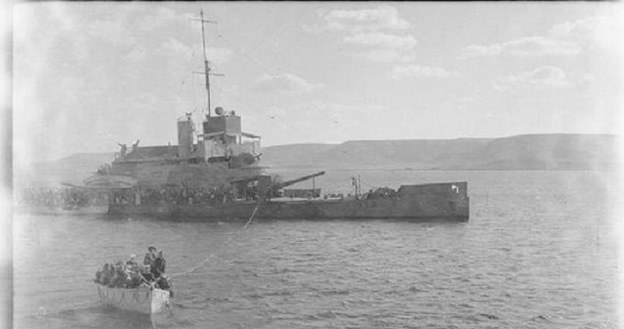 Brytyjska kanonierka HMS "Ladybird" w czasie ratowania rozbitków z USS "Panay" /archiwum S. Zagórskiego /INTERIA.PL/materiały prasowe