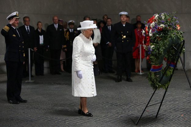 Brytyjska królowa Elżbieta oddaje hołd ofiarom wojny /ADAM BERRY / POOL    /PAP/EPA