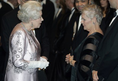 Brytyjska królowa w rozmowie z Judi Dench /AFP