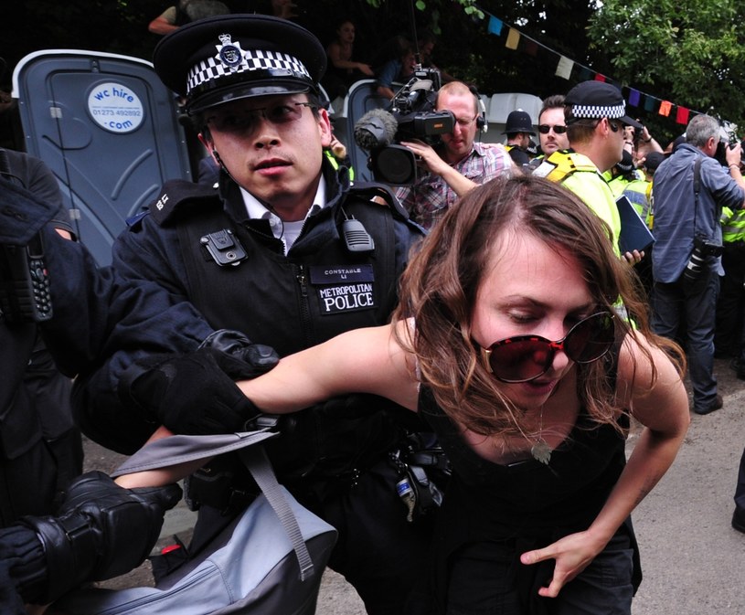 Brytyjska policja zachowywała się niezwykle brutalnie w czasie protestów ekologów /AFP