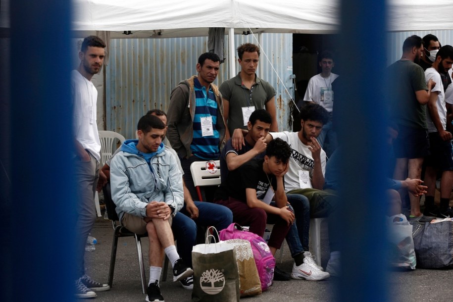 Brytyjska stacja BBC ujawniła, że grecka policja wykorzystywała zamaskowanych migrantów do wypychania innych osób przez granicę do Turcji (na zdjęciu: migranci w Grecji czerwcu 2023 r.) /YANNIS KOLESIDIS /PAP/EPA