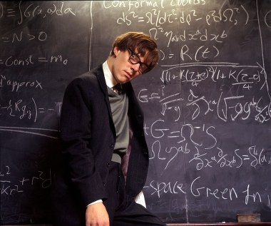 Brytyjski aktor Benedict Cumberbatch, odtwórca tytułowej roli w serialu BBC "Sherlock", kończy we wtorek, 19 lipca 2016, 40 lat.

Nie wszyscy wiedzą, ale jedną z pierwszych ekranowych kreacji Brytyjczyka była rola Stephena Hawkinga w telewizyjnym filmie z 2004 roku. 10 lat później w filmie 'Teoria wszystkiego" postać genialnego fizyka wcielił się Eddie Redmayne, za co otrzymał Oscara.