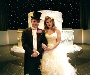 Brytyjski aktor Martin Freeman kończy w czwartek, 8 września 2016, 45 lat.

Odniósł wielki sukces w Anglii i za oceanem rolą Tima Cantenbury’ego w satyrycznym serialu BBC "Biuro", opisującym życie w oddziale pewnej wielkiej korporacji. 

Potem mogliśmy oglądać go w komedii „Confetti” – opowieści o trzech parach, biorących udział w konkursie na najbardziej oryginalny ślub (na zdjęciu); widzowie docenili także kreacje, jakie stworzył w filmach "Po prostu miłość" (2003) i "Ale szopka!" (2009).