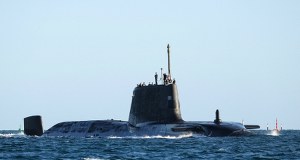 Brytyjski atomowy okręt podwodny na Morzu Arabskim. HMS Anson gotowy do ataku