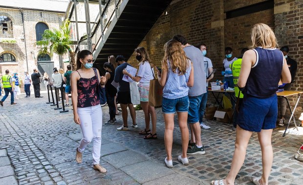 Brytyjski epidemiolog: Możemy mieć 200 tys. zakażeń koronawirusem dziennie