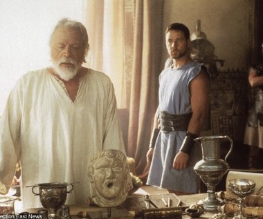 Brytyjski gwiazdor Oliver Reed zmarł na planie filmu "Gladiator", gdzie partnerował Russellowi Crowe'owi w roli Proximo. Oficjalnym powodem zgonu był atak serca, brytyjski gwiazdor znany był jednak ze swej słabości do alkoholu. 

Podczas zdjęć na Malcie 61-latek postanowił rozerwać się w jednym z barów, gdzie miał spożyć za jednym posiedzeniem trzy butelki rumu, które przepił ośmioma piwami. Serce aktora nie wytrzymało takiej ilości procentów. Komputerowe wkomponowanie twarzy Reeda w nienakręcone sceny kosztowało producentów - bagatela - 3 miliony dolarów!