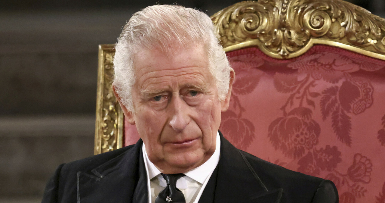 Brytyjski król Karol III w Westminster Hall, gdzie obie Izby Parlamentu spotkały się, aby złożyć kondolencje po śmierci królowej Elżbiety II /Reuters Pool/Associated Press /East News