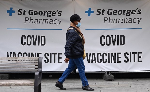 Brytyjski minister: Dzięki szczepieniom możemy jako pierwsi wyjść z pandemii