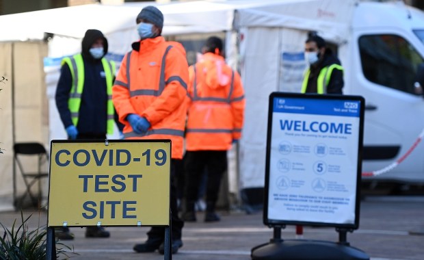 Brytyjski minister: Nie ma potrzeby restrykcji ani obowiązku szczepień