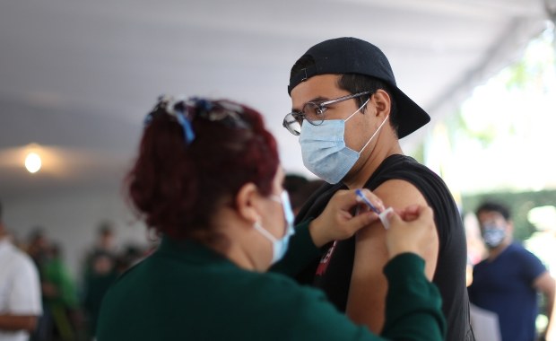 Brytyjski minister zapowiada: Niezaszczepieni nie będą mogli wejść do niektórych miejsc