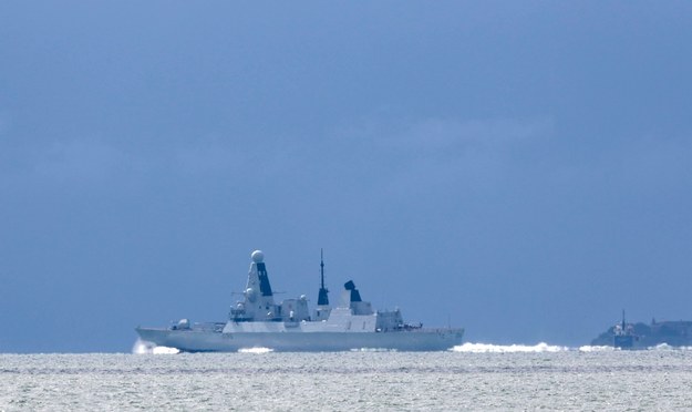 Brytyjski okręt HMS Defender (tutaj: na zdjęciu z 2019 roku) został „ostrzegawczo ostrzelany” przez rosyjski bombowiec /Steve Parsons    /PAP/PA