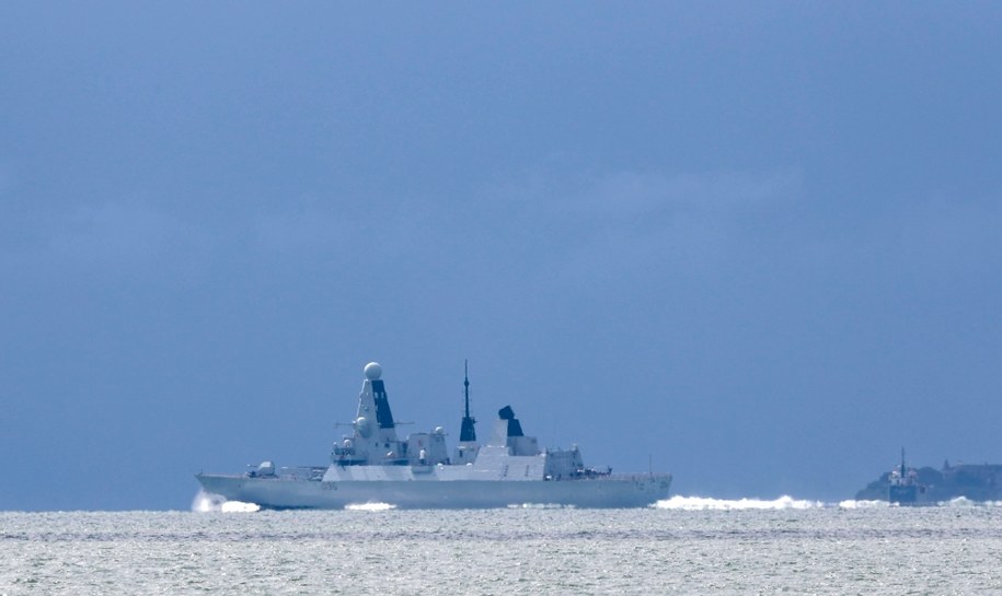 Brytyjski okręt HMS Defender (tutaj: na zdjęciu z 2019 roku) został „ostrzegawczo ostrzelany” przez rosyjski bombowiec /Steve Parsons    /PAP/PA