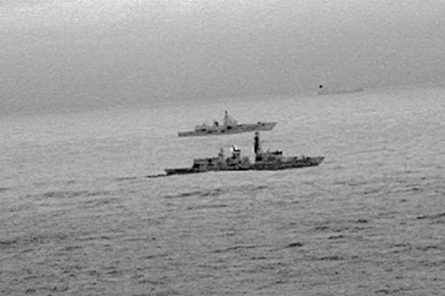 Brytyjski okręt St Albans eskortujący rosyjską fregatę Admirał Gorszkow /ROYAL NAVY HANDOUT /PAP/EPA