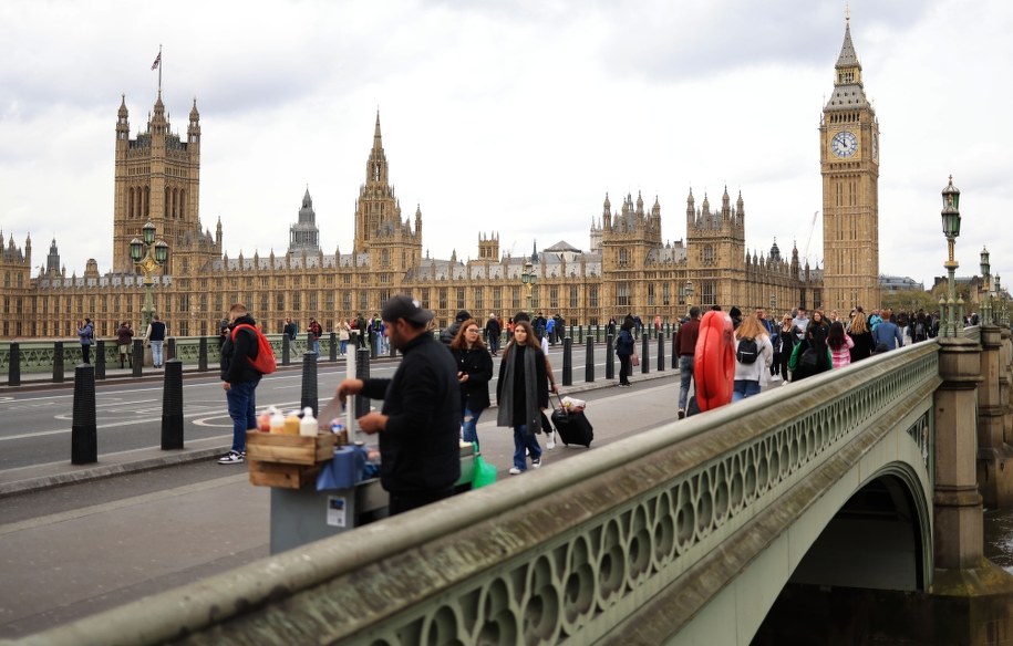 Brytyjski parlament przyjął w nocy z poniedziałku na wtorek projekt ustawy umożliwiającej deportacje nielegalnych imigrantów do Rwandy /NEIL HALL /PAP