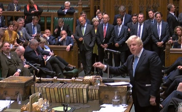 Brytyjski parlament zawieszony. Wcześniej posłowie zafundowali Borisowi Johnsonowi dwie porażki